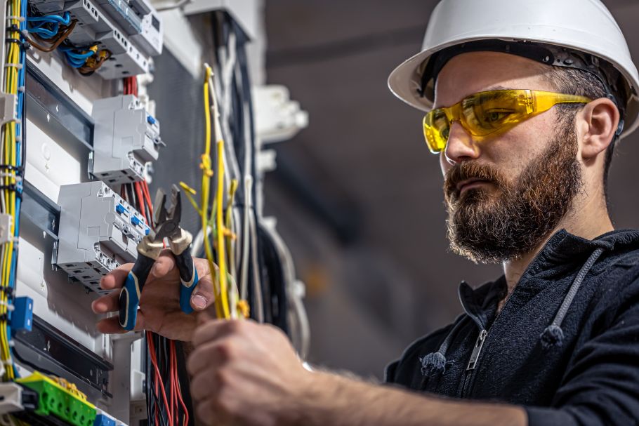 male-electrician-works-switchboard-with-electrical-connecting-cable-0d01821a Institucional Estático - TOP Uniformes